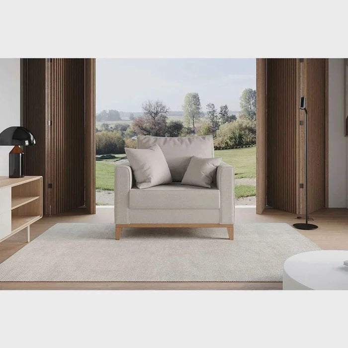 Poltrona Estofada Beny com Pés de Madeira e Linho Cru