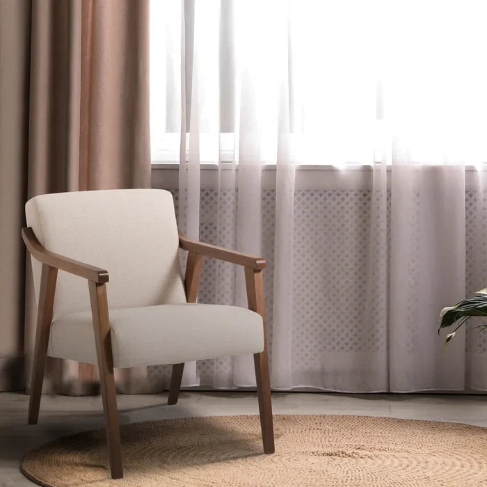 Poltrona Decorativa Flávia em Madeira Jequitibá com Estofado Bege